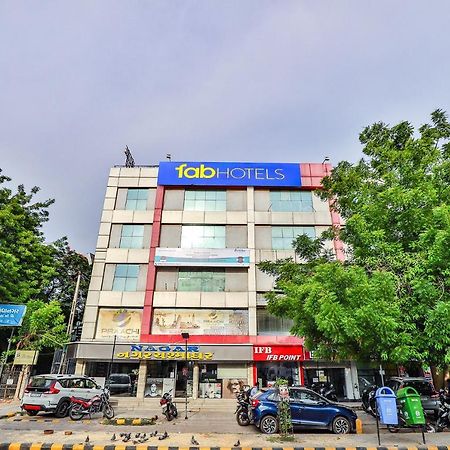 Leo Hotel Ahmedabad Exterior photo
