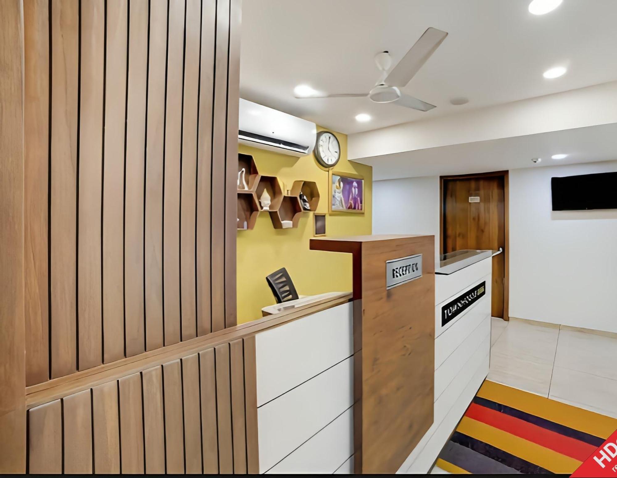Leo Hotel Ahmedabad Exterior photo