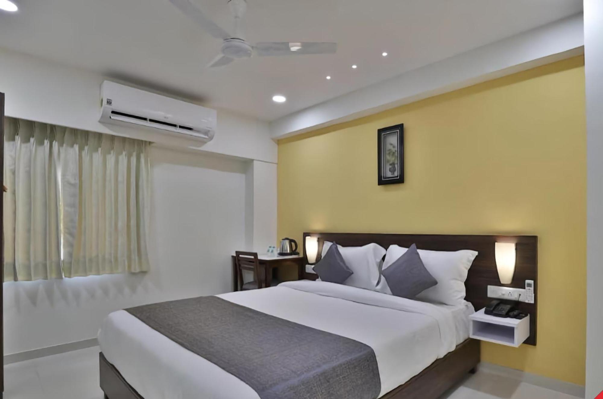 Leo Hotel Ahmedabad Exterior photo
