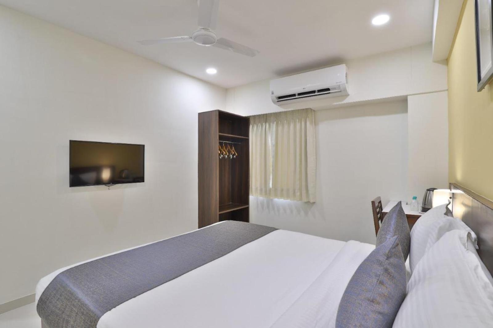 Leo Hotel Ahmedabad Exterior photo