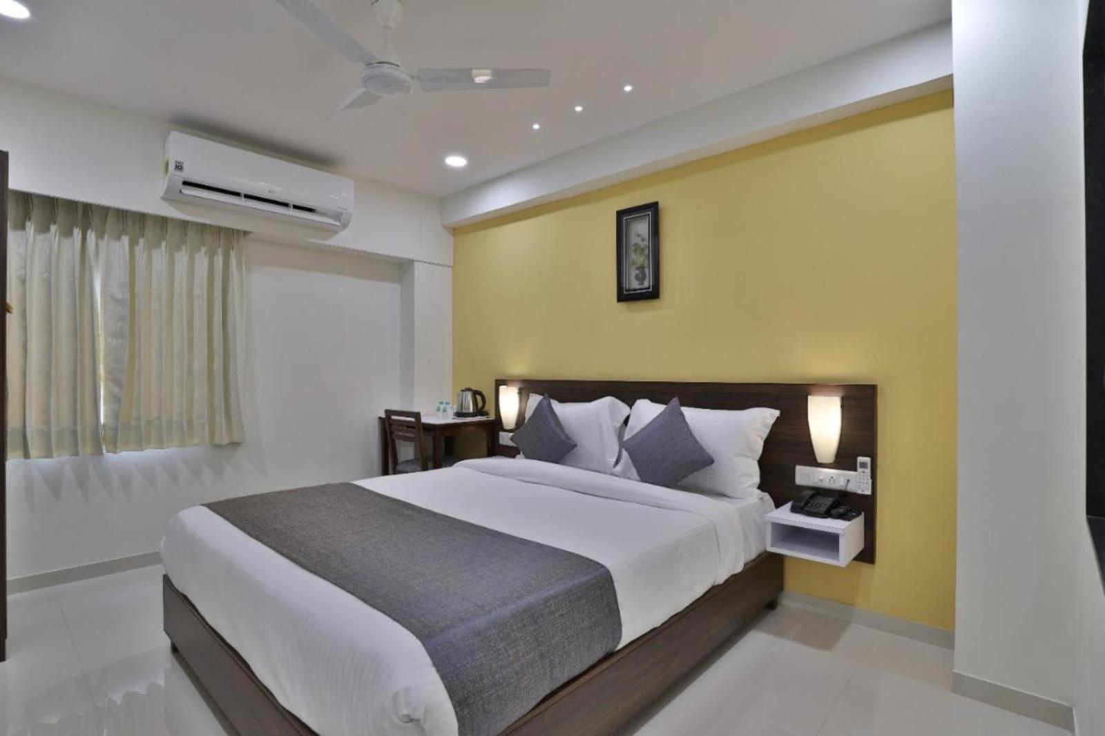 Leo Hotel Ahmedabad Exterior photo