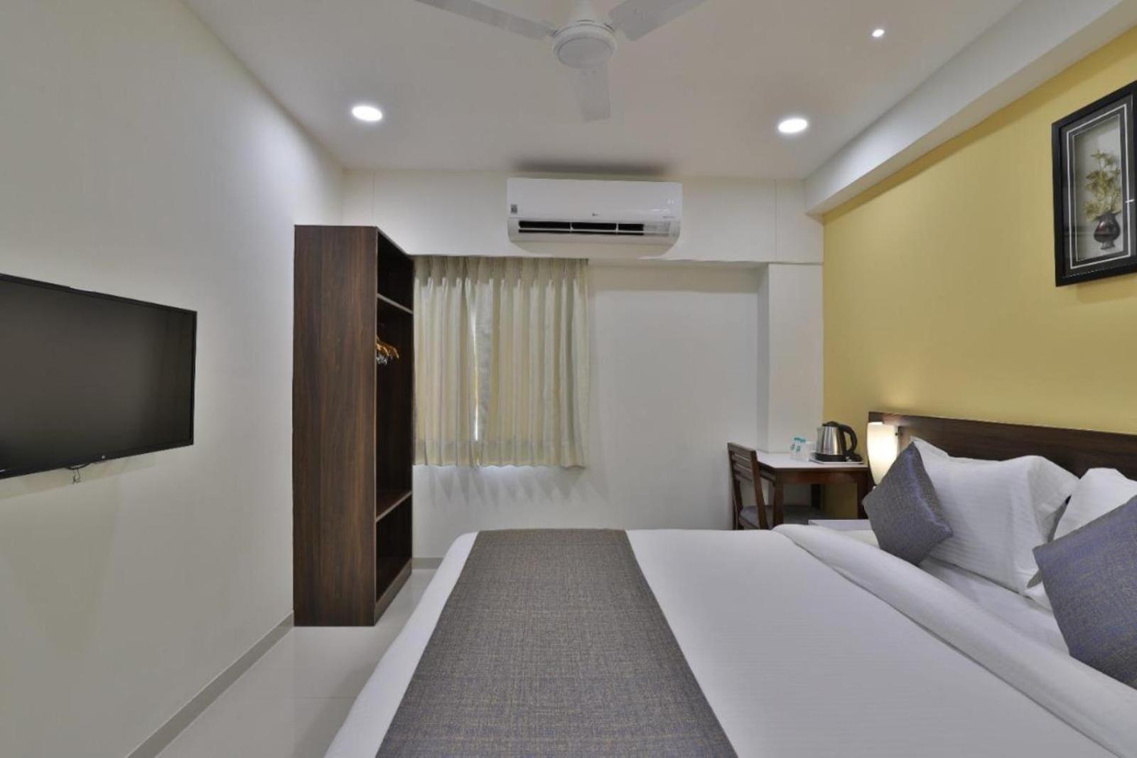 Leo Hotel Ahmedabad Exterior photo
