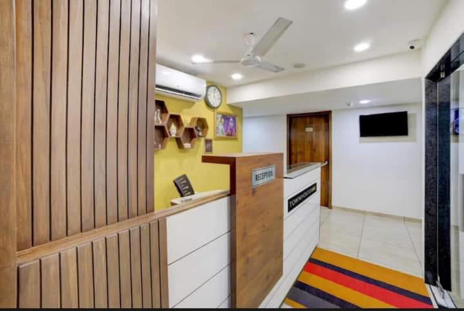 Leo Hotel Ahmedabad Exterior photo