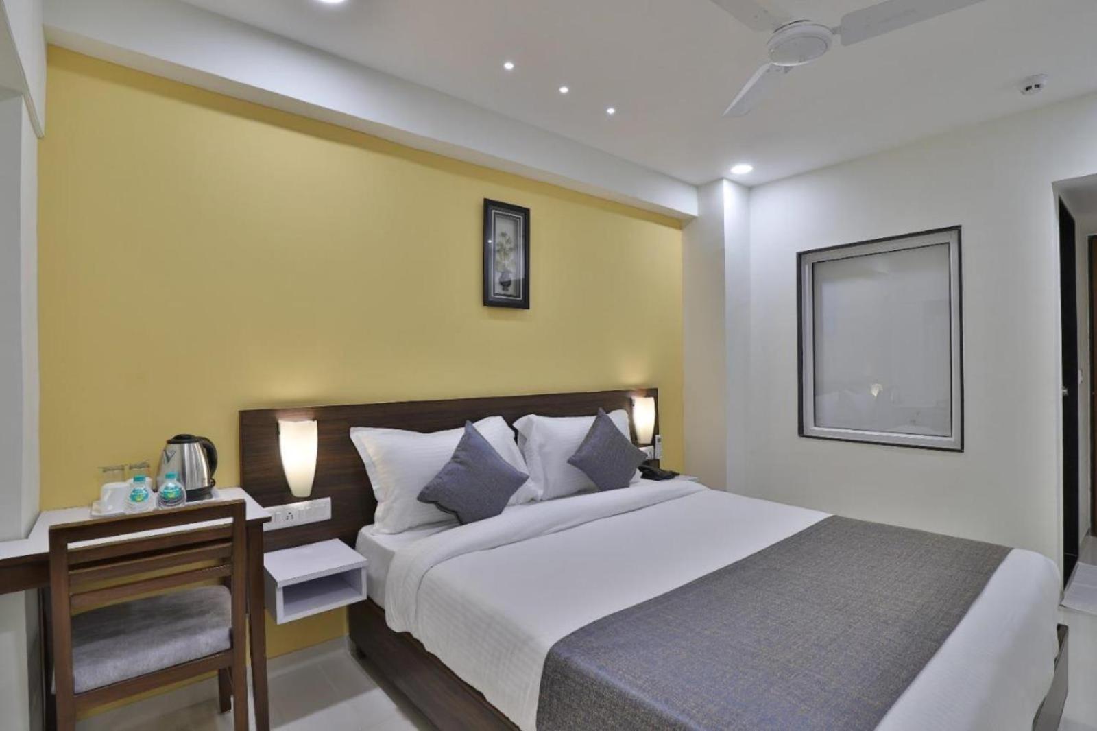 Leo Hotel Ahmedabad Exterior photo