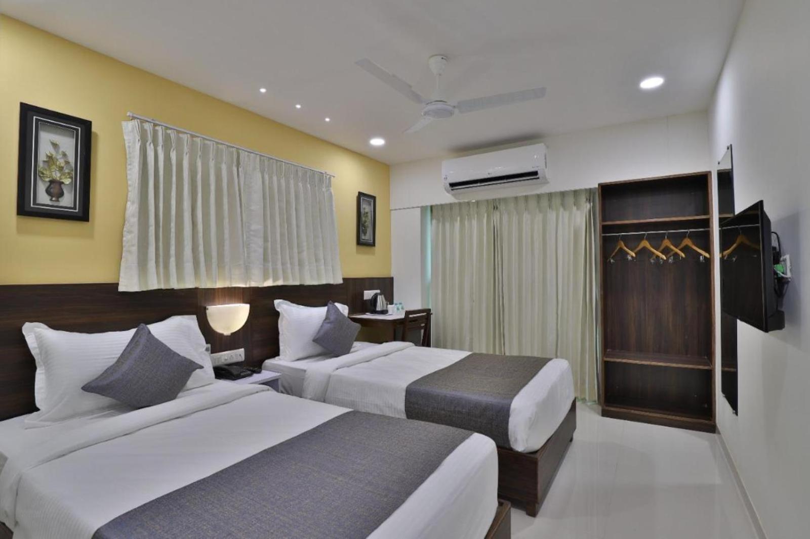 Leo Hotel Ahmedabad Exterior photo