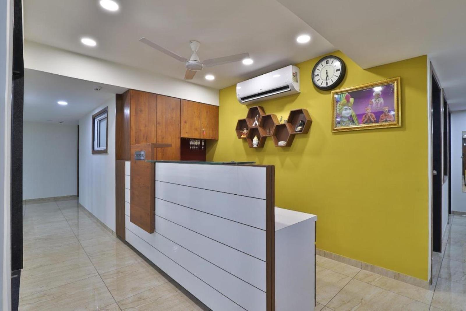 Leo Hotel Ahmedabad Exterior photo