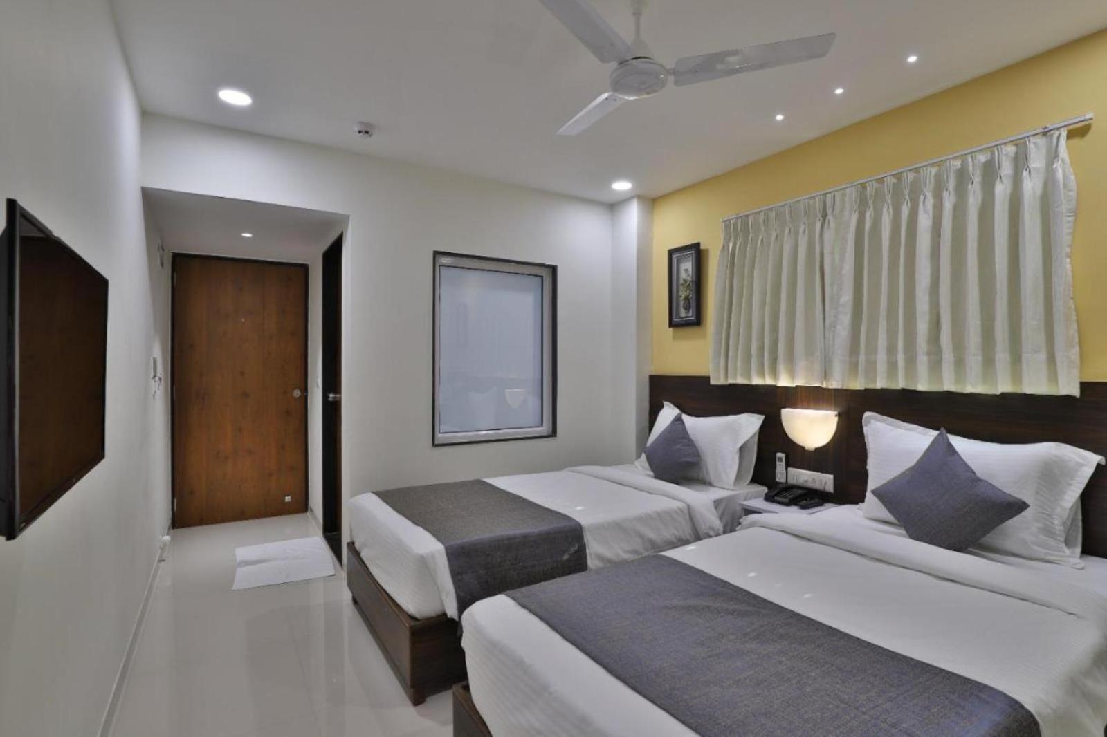 Leo Hotel Ahmedabad Exterior photo